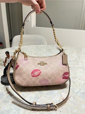 NWT 💋Coach Teri Bag In Signature Canvas With Lips Print limited edition